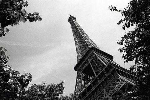 Photo argentique en noir et blanc de la tour Eiffel