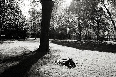 Photo argentique en noir et blanc d'un moment de vie
