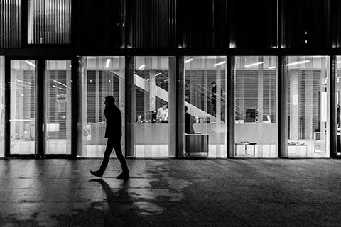 Photo de rue en noir et blanc d'un homme qui marche