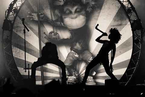 Photo en noir et blanc d'un concert de Shaka Ponk