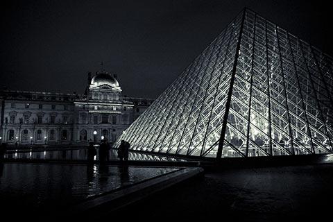 Photo en noir et blanc de la Pyramide du Louvres de l'architecte Ieoh Ming Pei