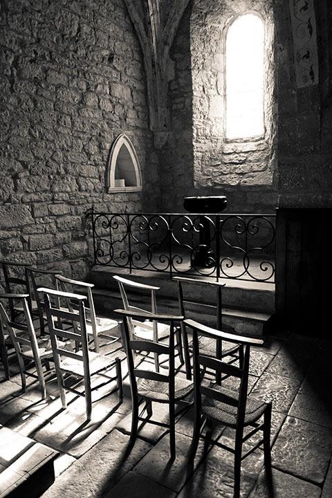 Photo en noir et blanc prise à l'intérieur d'une église